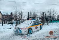 Мешканці Дніпра зліпили зі снігу патрульний автомобіль і зателефонували копам