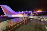 В США самолет приземлился на автостраду и столкнулся с внедорожником (ВИДЕО)