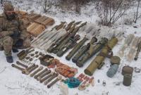 На Донбассе выявили арсенал оружия диверсионной группы боевиков