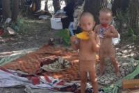 Голые и босые: в Запорожье родители бросили детей на бездомных (видео)