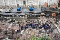 В Новосибирске рухнула стена дома: люди остаются под завалами, есть погибший (видео)