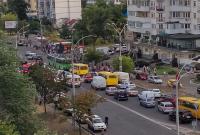 На Оболони на проезжей части загорелся автомобиль (видео)