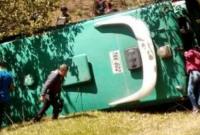 В Колумбии три человека погибли в результате падения микроавтобуса в пропасть