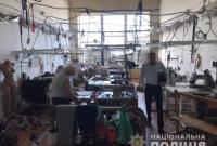 Десять мигрантов шили поддельную под известные бренды одежду в Одесской области
