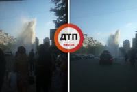 В Киеве из-под земли забил огромный фонтан (видео)
