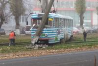 В Одессе трамвай с пассажирами слетел с рельсов и снес столб