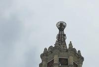 З даху багатоповерхівки на столичному Хрещатику впав металевий шпиль (фото)