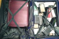 В забытых чемоданах в “Борисполе” выявили более сотни iPhone (фото)