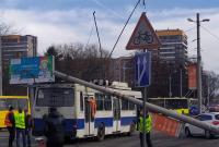 Во Львове на троллейбус с людьми упал столб электроопоры