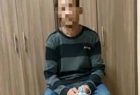 В Киеве мужчина заставил 8-летнюю девочку раздеться в школьном туалете. Его задержали и сообщили о подозрении